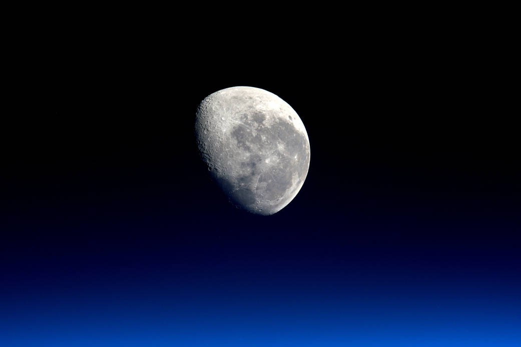 Astronaut Sees Marvelous Moonset from Space Station (Photo)