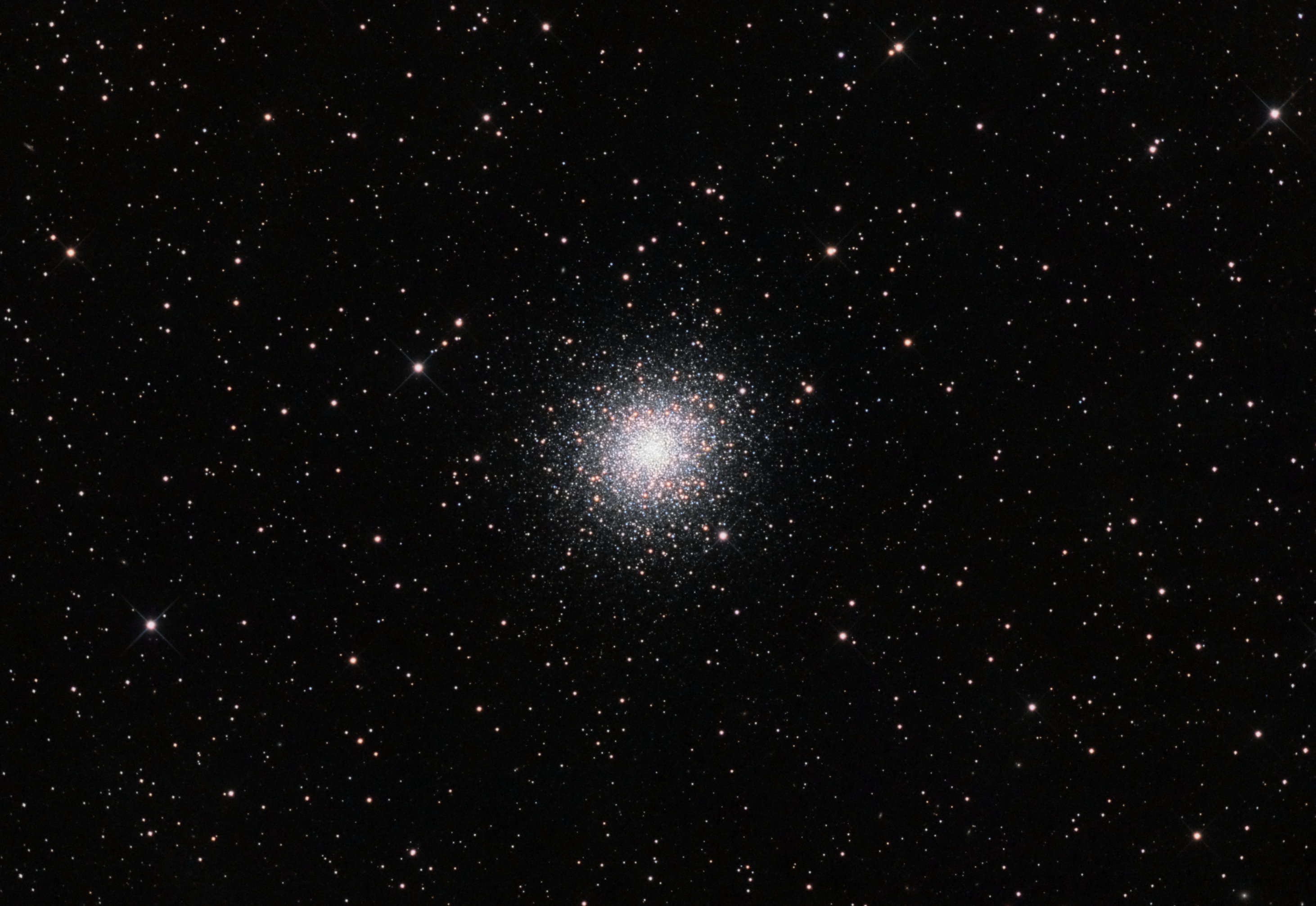 Splash of Stars! Sparkling Globular Cluster Wows Skywatcher