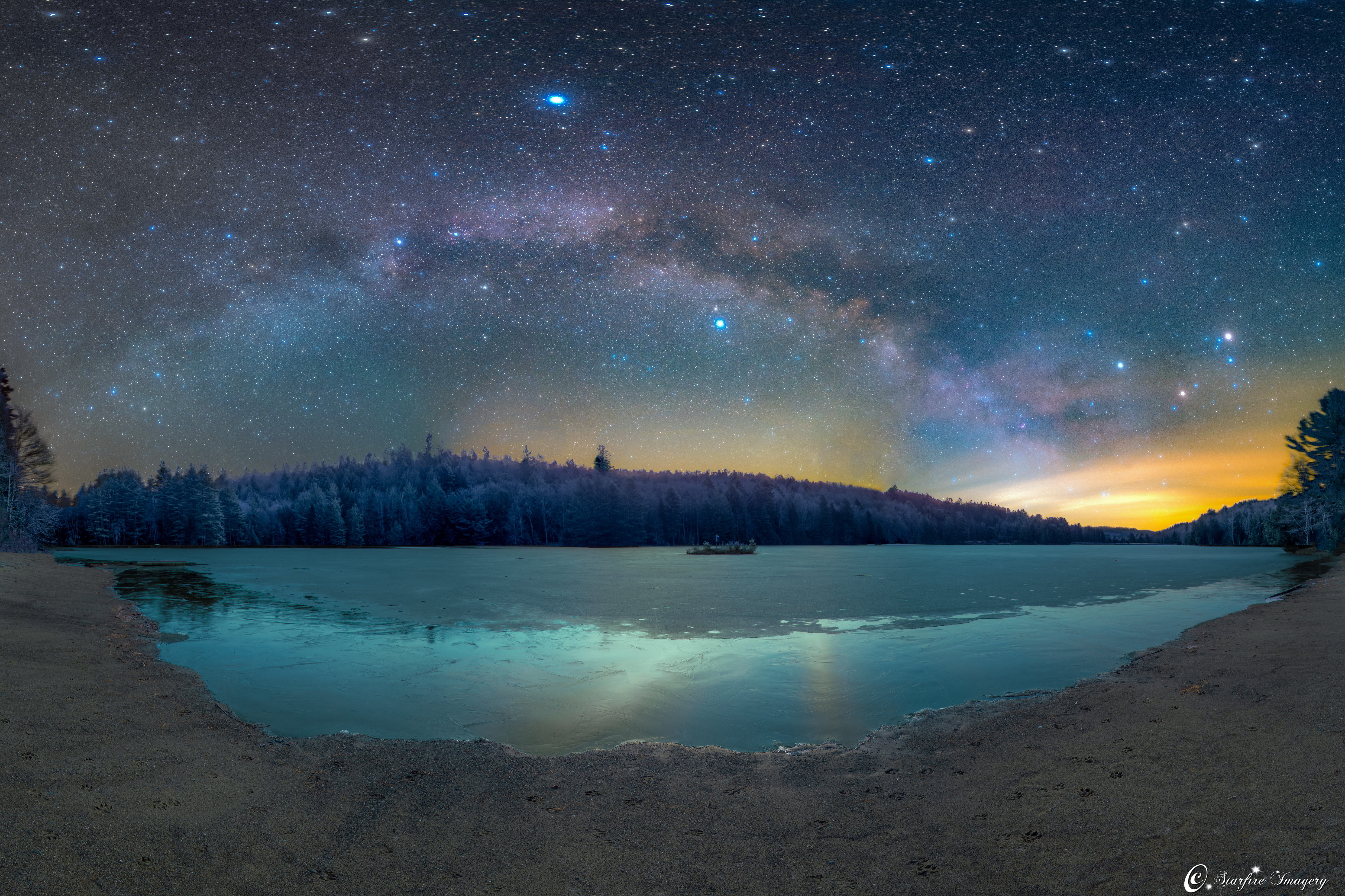 Morning Milky Way Shines Over Summer Triangle in Stunning Photo