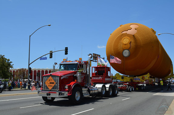 The external tank's parade passed by The Forum in Inglewood, once one of the best-known indoor sports arenas in the United States. The space shuttle Endeavour passed by this same spot on its delivery to the California Science Center in October 2012. 