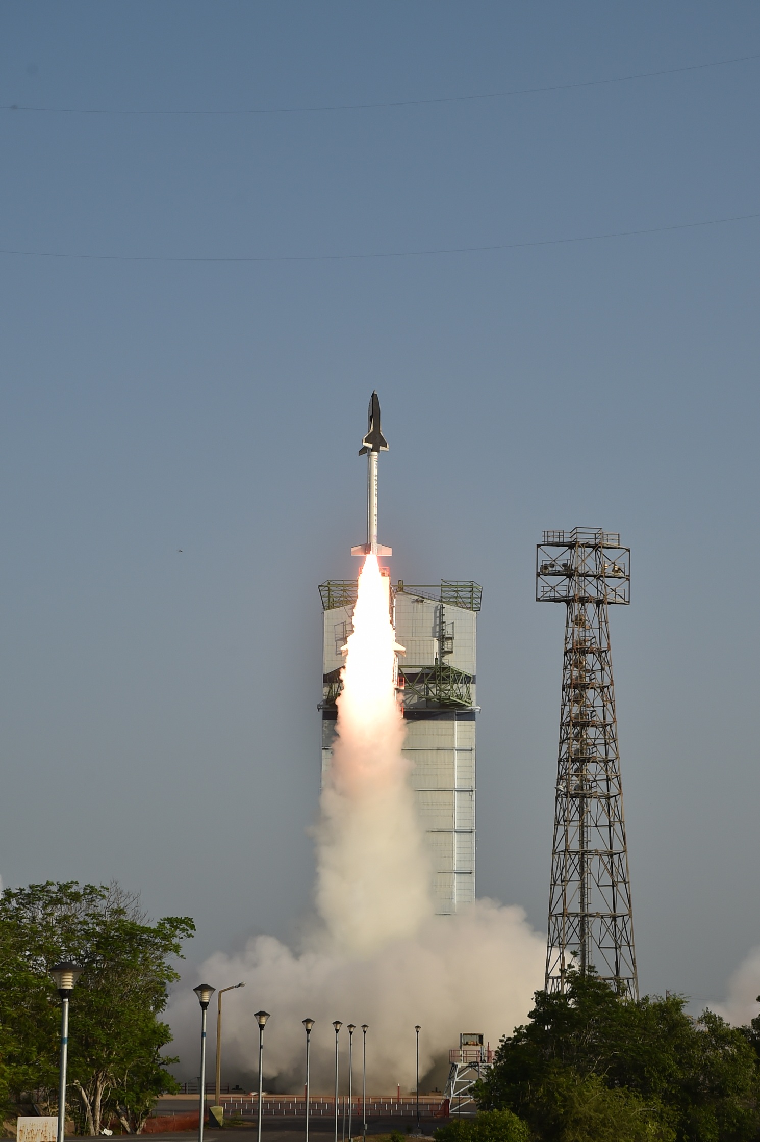 India Launches Prototype Space Plane on 1st Test Flight (Photos)